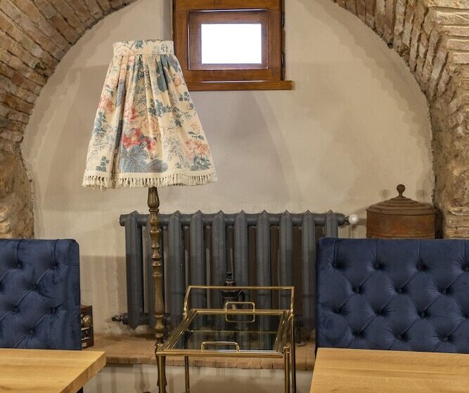 Пансион The Throne   M Museum