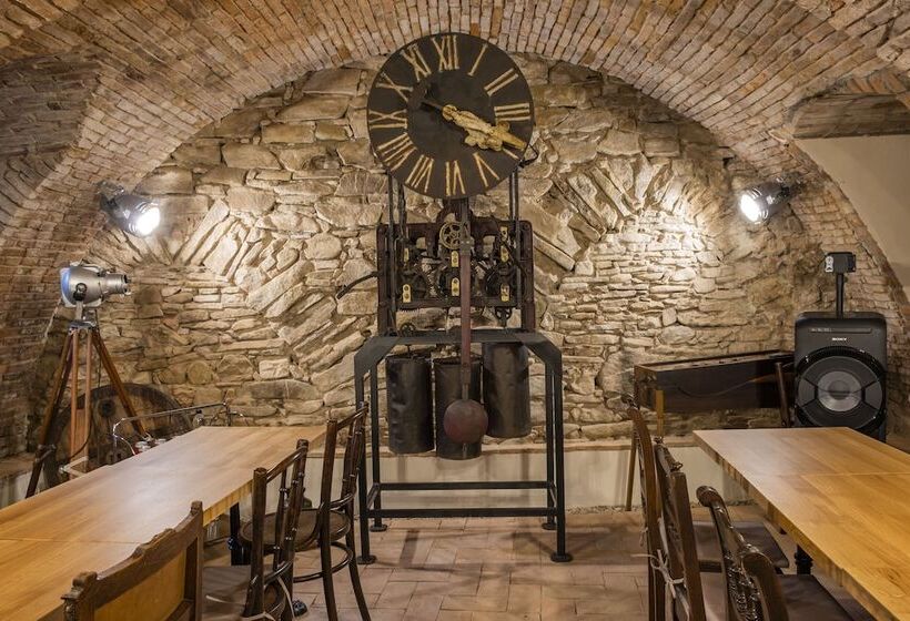 Пансион The Throne   M Museum