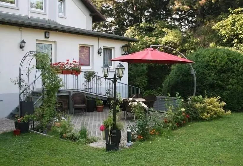 Hotelli Ferienwohnung Am Kurpark