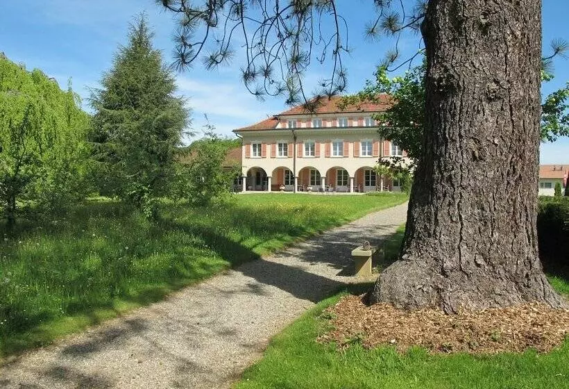 هتل Bildungszentrum Burgbühl