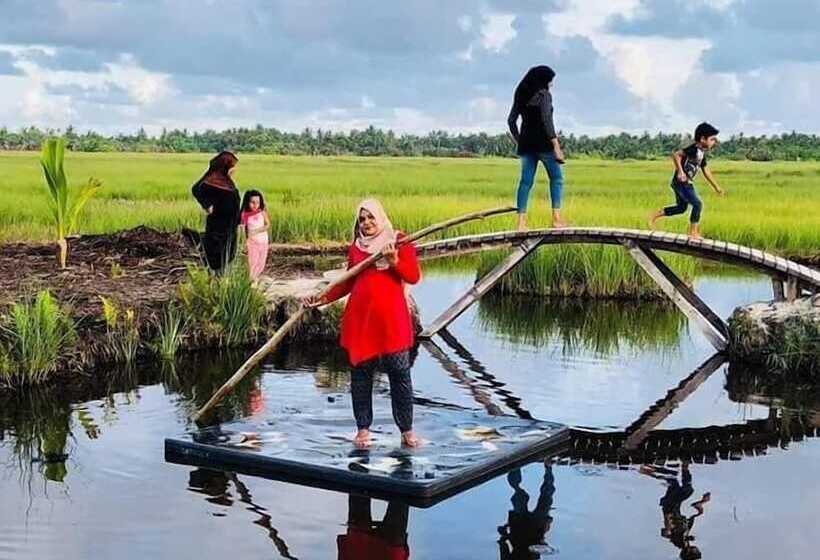 هتل Charming Holiday Lodge