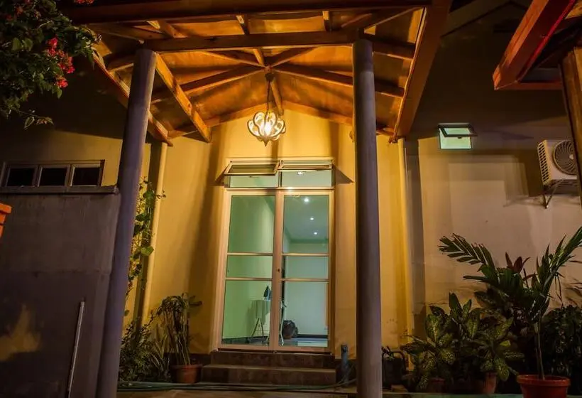هتل Charming Holiday Lodge