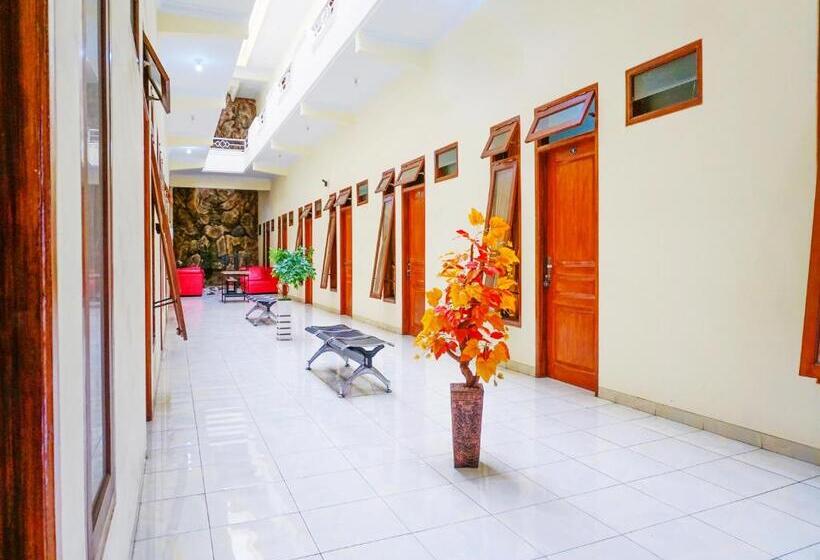 בית מלון כפרי Oyo Flagship 90723 Khalifi House Malang