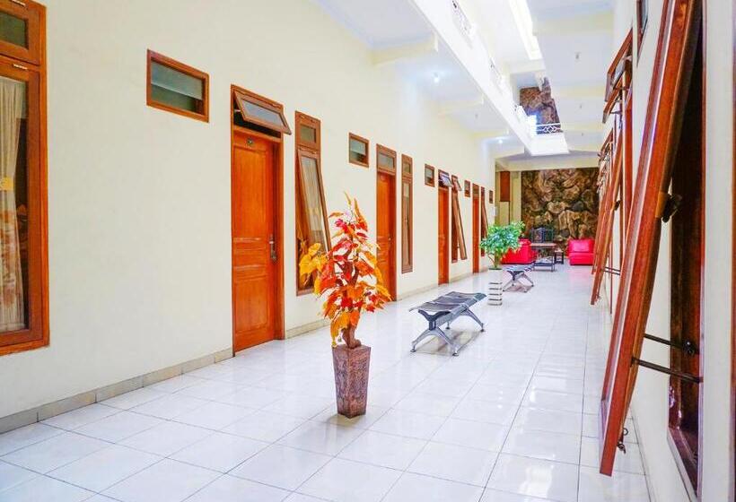 בית מלון כפרי Oyo Flagship 90723 Khalifi House Malang