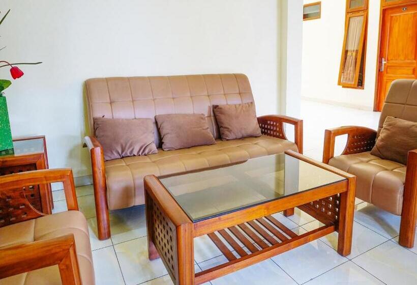 בית מלון כפרי Oyo Flagship 90723 Khalifi House Malang