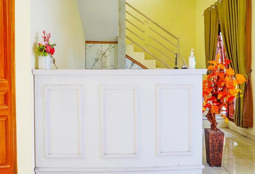 בית מלון כפרי Oyo Flagship 90723 Khalifi House Malang