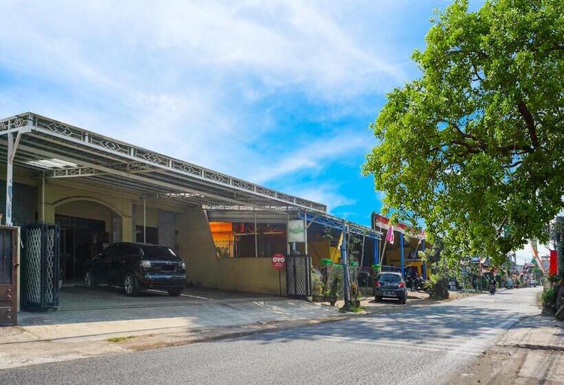 בית מלון כפרי Oyo Flagship 90723 Khalifi House Malang