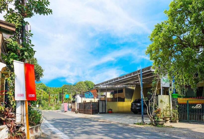 בית מלון כפרי Oyo Flagship 90723 Khalifi House Malang