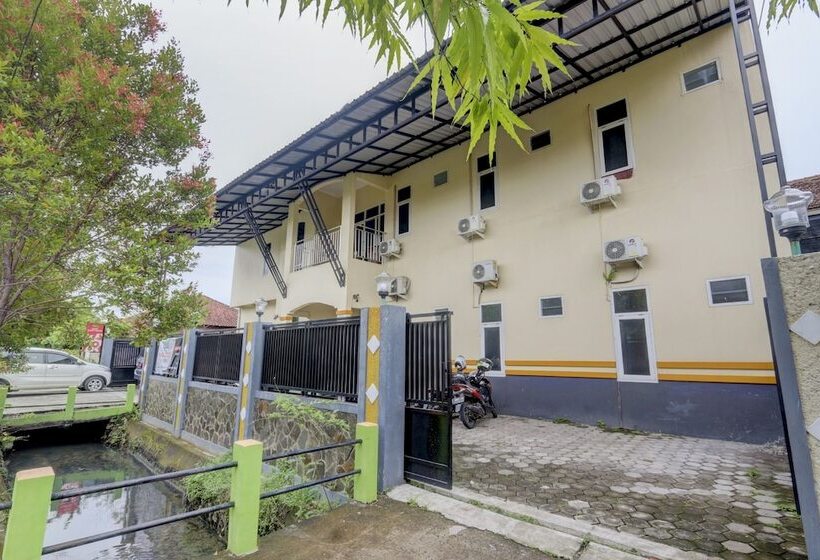 فندق Capital O 90709 Djati Guest House