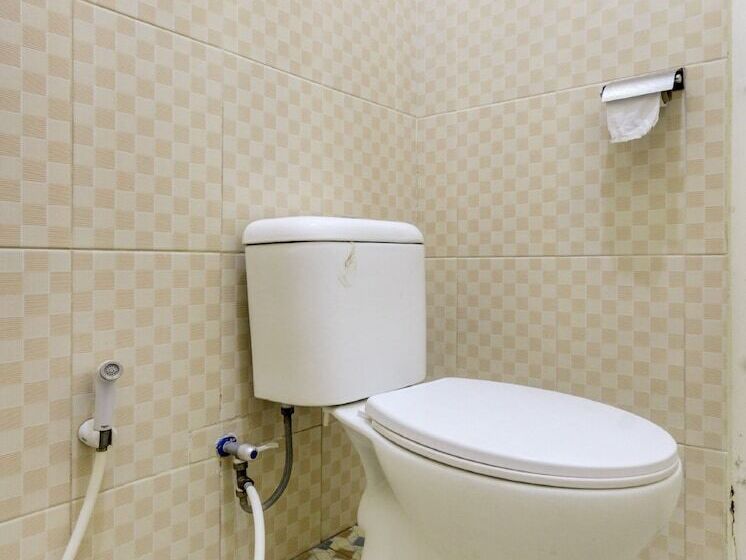 فندق Capital O 90709 Djati Guest House