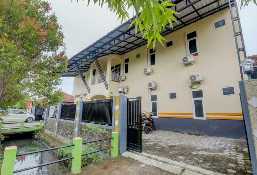 فندق Capital O 90709 Djati Guest House