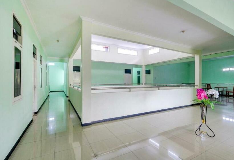 فندق Capital O 90709 Djati Guest House