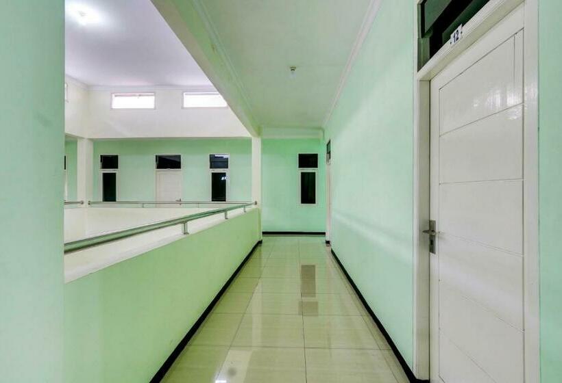 فندق Capital O 90709 Djati Guest House