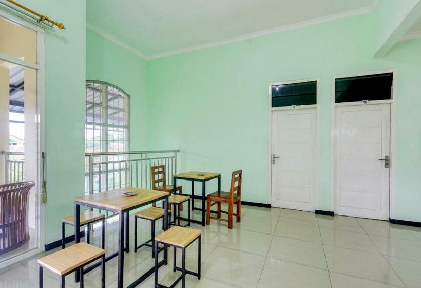 فندق Capital O 90709 Djati Guest House