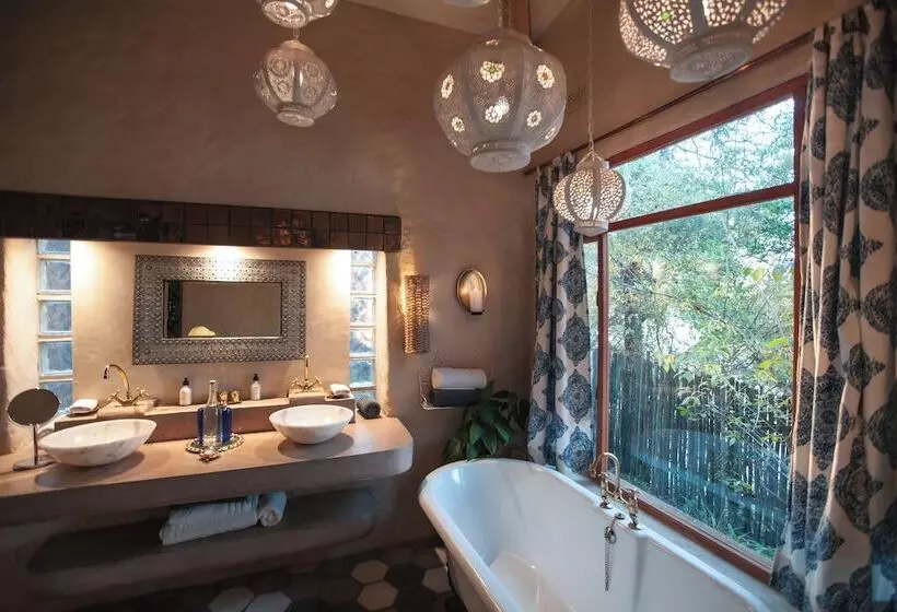 هتل Tongabezi Lodge