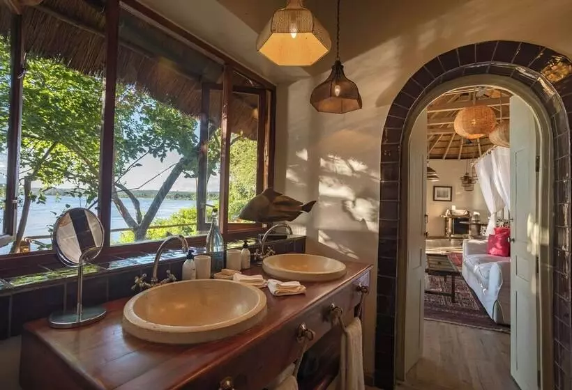 هتل Tongabezi Lodge