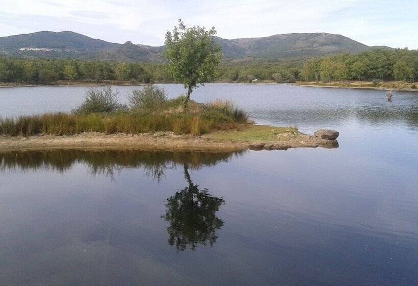 Apartamentos & Casa Rural Boada Con Jardin Interior Y Barbacoa