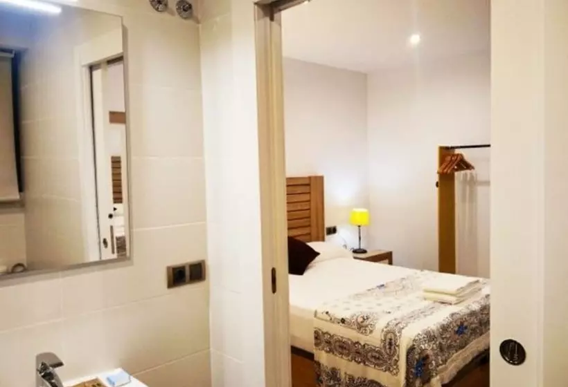 Apartamentos & Casa Rural Boada Con Jardin Interior Y Barbacoa