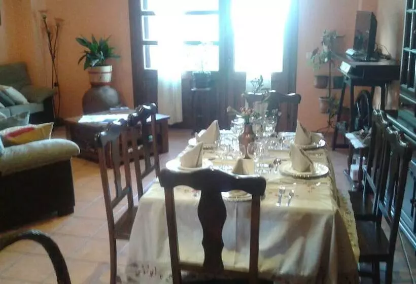 Apartamentos & Casa Rural Boada Con Jardin Interior Y Barbacoa