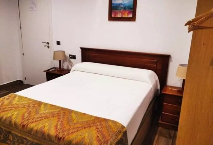 Apartamentos & Casa Rural Boada Con Jardin Interior Y Barbacoa