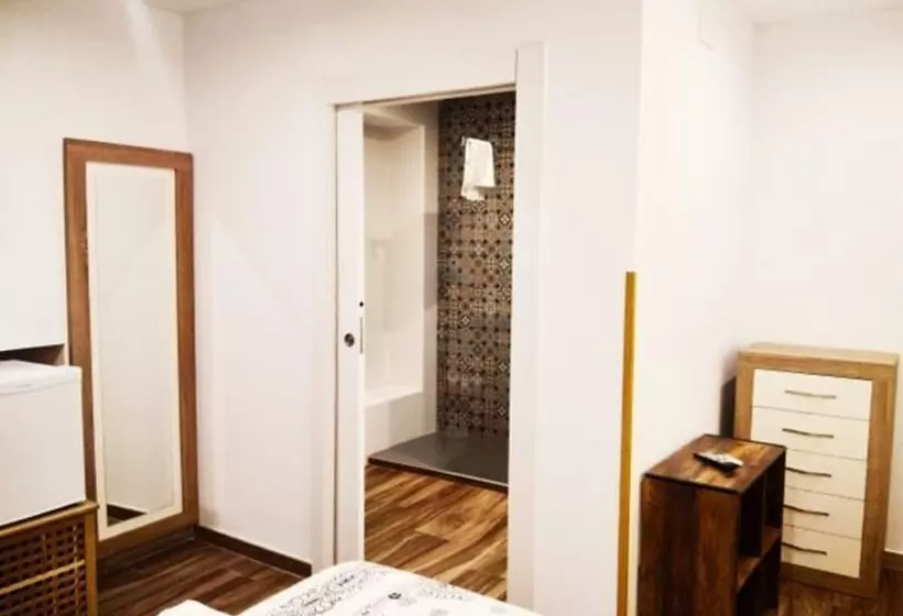 Apartamentos & Casa Rural Boada Con Jardin Interior Y Barbacoa