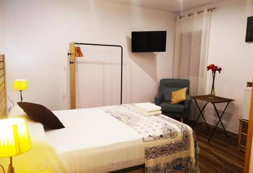 Apartamentos & Casa Rural Boada Con Jardin Interior Y Barbacoa