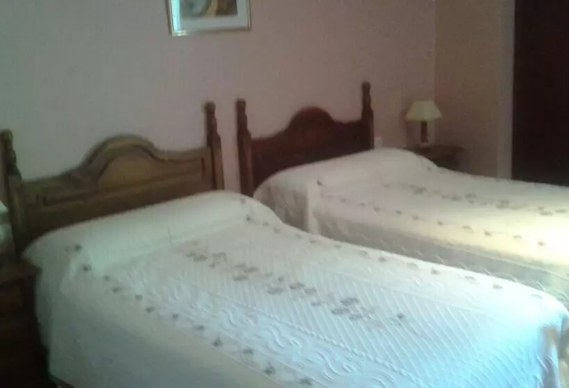 Apartamentos & Casa Rural Boada Con Jardin Interior Y Barbacoa