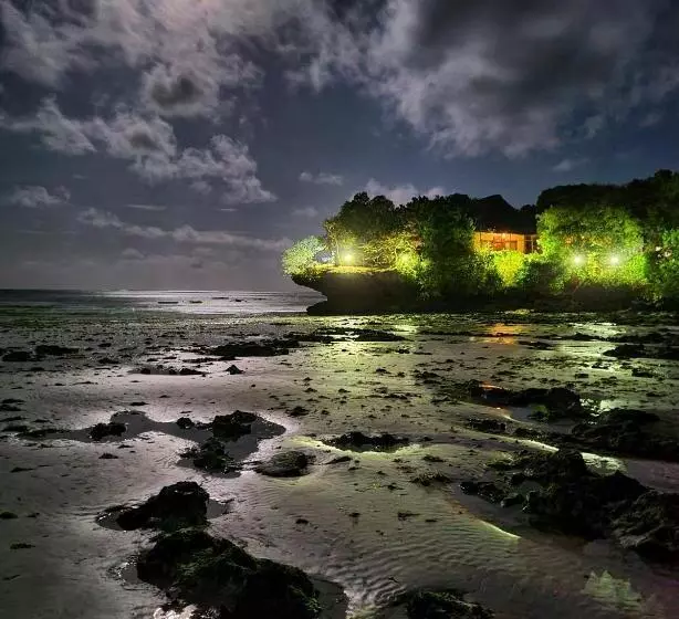 Hotelli Karibu Beach Resort