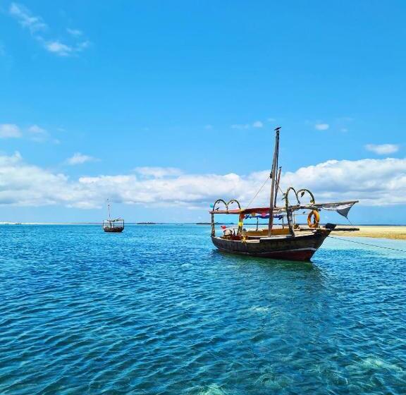 فندق Karibu Beach Resort