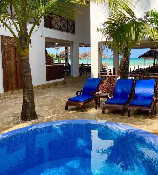 Hotelli Karibu Beach Resort