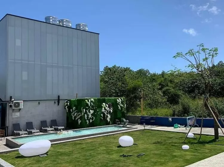 هتل Loju Seaview Homestay