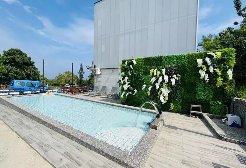 هتل Loju Seaview Homestay