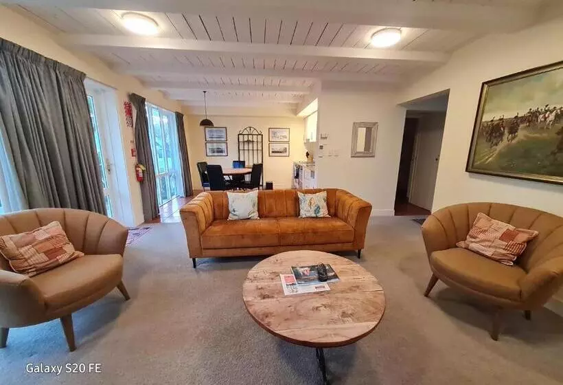 בית מלון כפרי Akaroa Village Inn