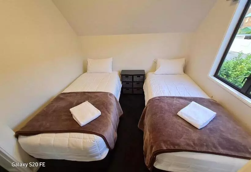 בית מלון כפרי Akaroa Village Inn