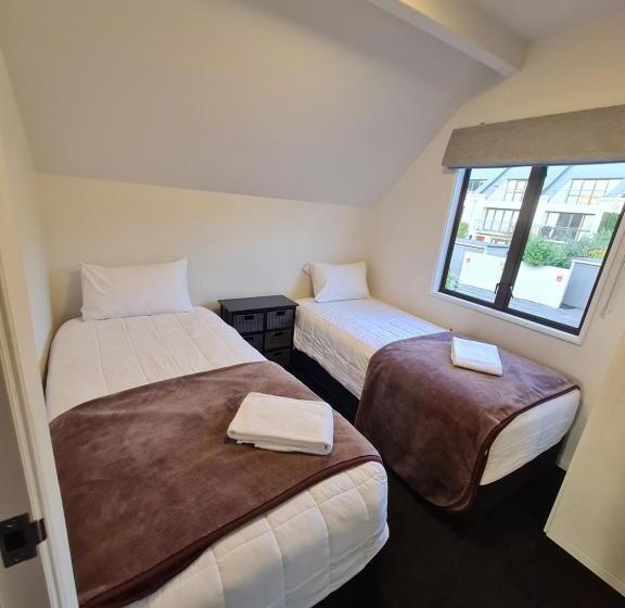 בית מלון כפרי Akaroa Village Inn