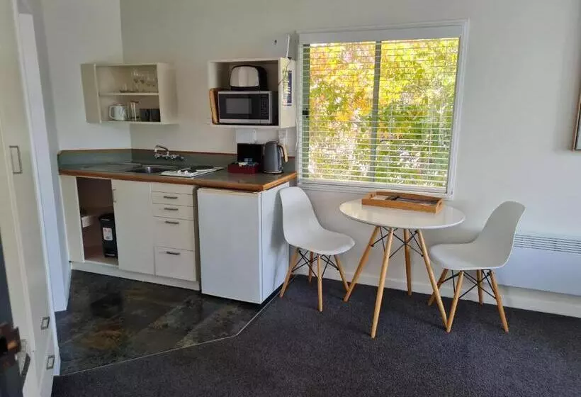 בית מלון כפרי Akaroa Village Inn