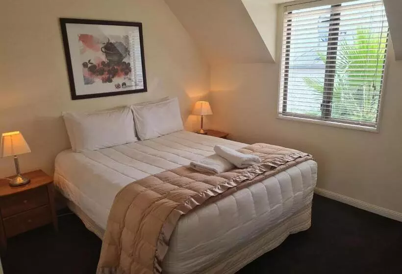 בית מלון כפרי Akaroa Village Inn