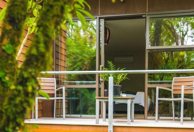 Отель Te Waonui Forest Retreat