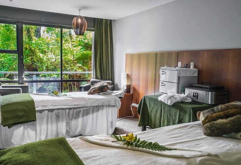 Отель Te Waonui Forest Retreat