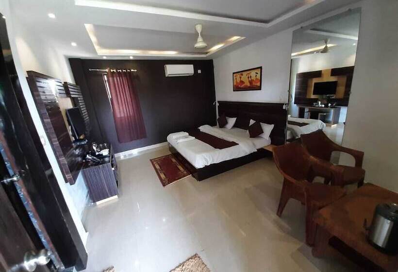 Hotel Khalsa Lake View Resort