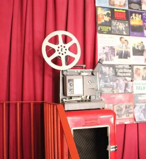 Alface Hall Hostel & Bar