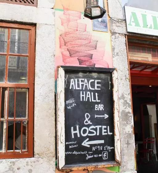 Alface Hall Hostel & Bar