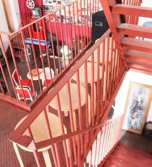 Alface Hall Hostel & Bar