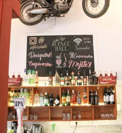 Alface Hall Hostel & Bar