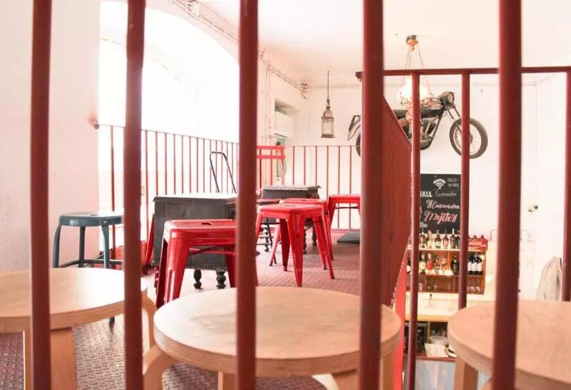 Alface Hall Hostel & Bar