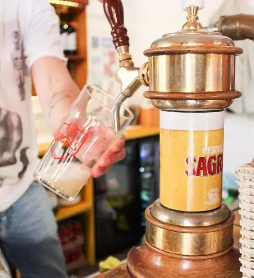 Alface Hall Hostel & Bar