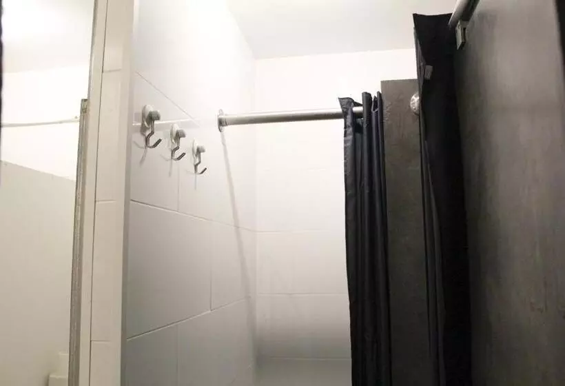 Alface Hall Hostel & Bar