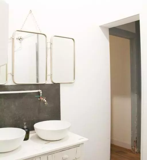 Alface Hall Hostel & Bar