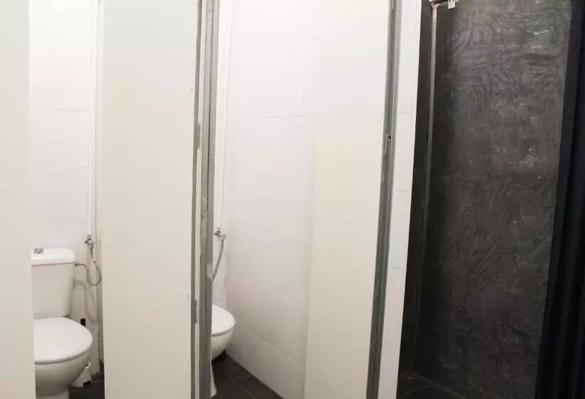 Alface Hall Hostel & Bar