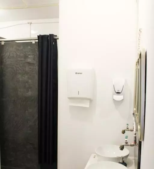 Alface Hall Hostel & Bar